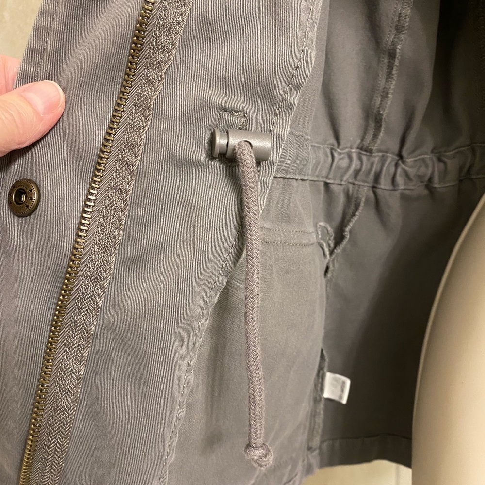 🎉HP🎉 EUC Ann Taylor Loft grey lightweight jacket w/adjustable waist, size MP - Picture 6 of 7